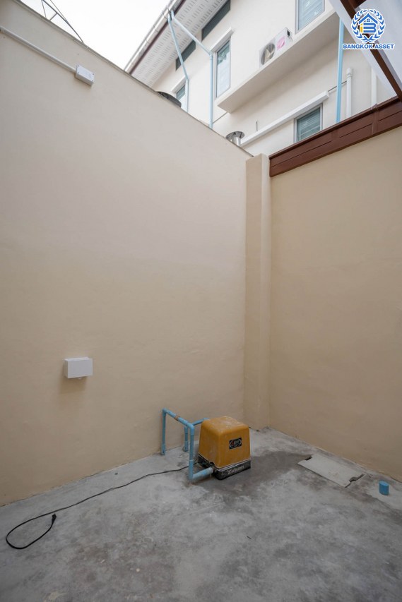 บ้านมือสองตกแต่งใหม่ ดีไซน์สวย โครงการ นนทรีพลัส บางกรวย เนื้อที่ 20 ตร.ว. ฟังก์ชัน 4 ห้องนอน 3 ห้องน้ำ จอดรถได้ 1 คัน รองรับทุกกิจกรรม บนทำเลเชื่อมต่อหลายเส้นทาง ใกล้จุดขึ้นทางด่วน "ประจิมรัถยา" และรถไฟฟ้าสายสีแดง "สถานีบางบำหรุ"